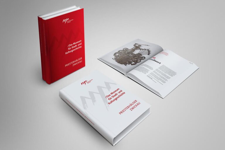 Drei Bücher in rot und weiß mit der Aufschrift Das Museum für Stadt- und Kulturgeschichte