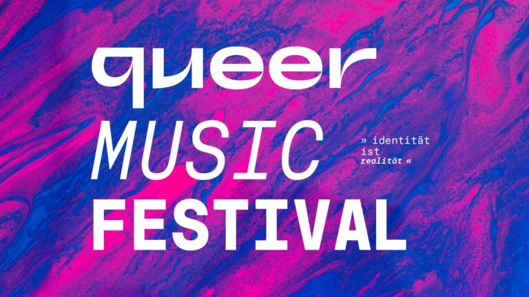 Ein pink-lilaner Hintergrund mit weißer Aufschrift: queer music festival