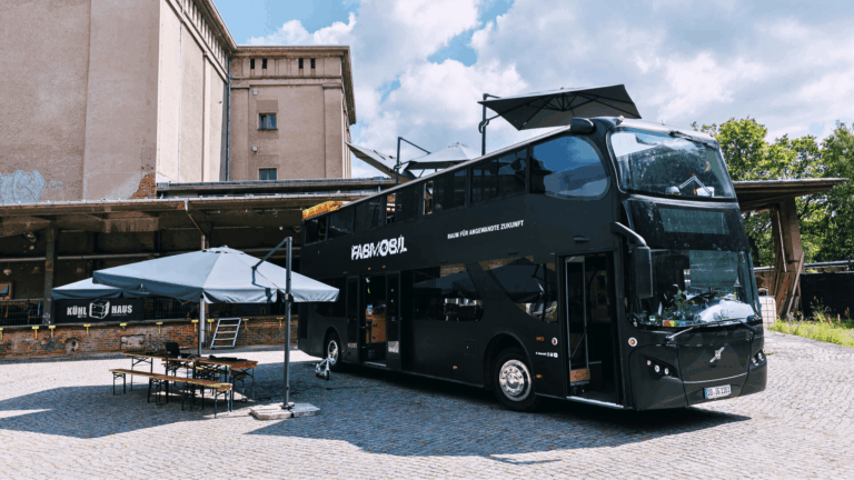 Ein schwarzer Bus mit der Aufschrift Fabmobil