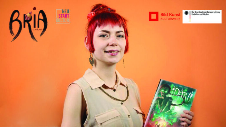 Eine weiße Frau mit knallrot gefärbten Haaren vor orangenem Hintergrund. Sie trägt ein Comic in den Händen mit der Aufschrift Daru.